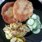 Bratkartoffeln mit Kohlrabischnitzel und Gurkensalat