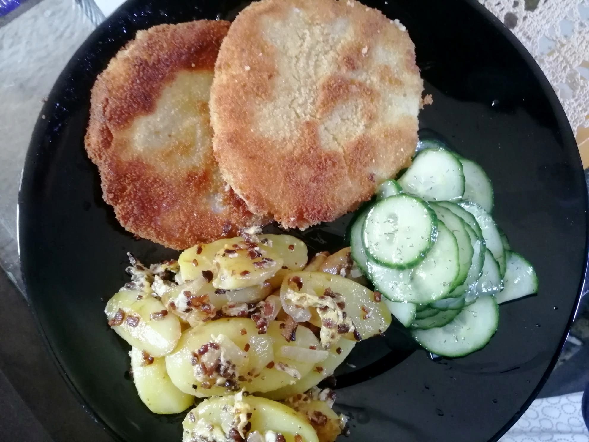 Bratkartoffeln mit Kohlrabischnitzel und Gurkensalat