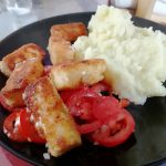 Fetastäbchen mit Kartoffelpüree und Tomatensalat