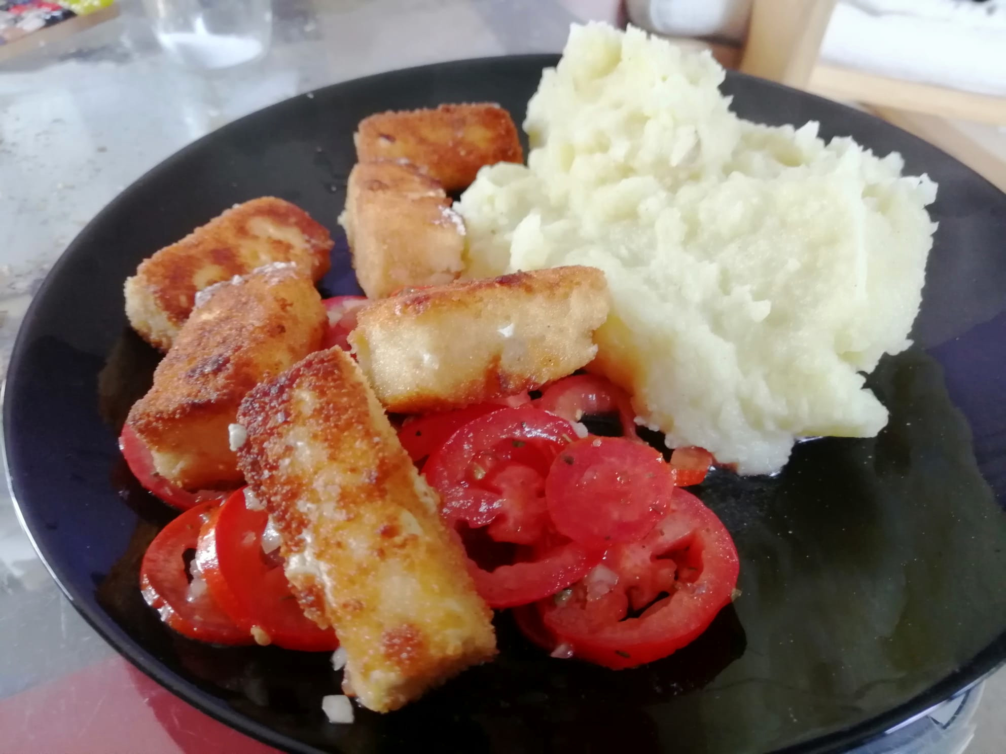 Fetastäbchen mit Kartoffelpüree und Tomatensalat