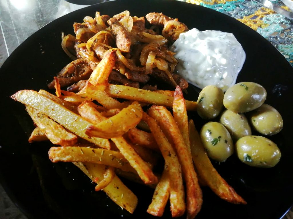 Gyros mit mediterranen Pommes und Tzaziki