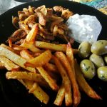 Gyros mit mediterranen Pommes und Tzaziki